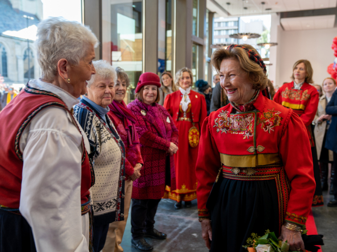 Queen Sonja met many involved in various decorative arts displays and projects in the new building. Foto: Simen Sund, The Royal Court